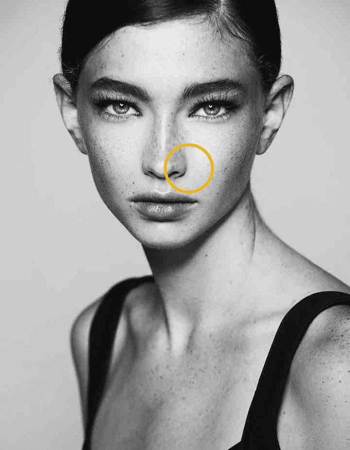 Brunette mit Sommersprossen Frau mit Kreismarkierung im Bereich Bunnylines