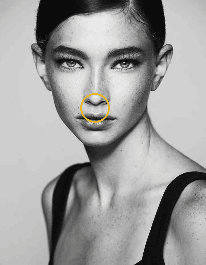 Brunette mit Sommersprossen Frau mit Kreismarkierung im Bereich Raucherfalten / Plisseefalten